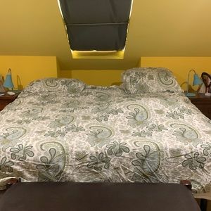 Pottery barn 100% cotton king sized duvet.